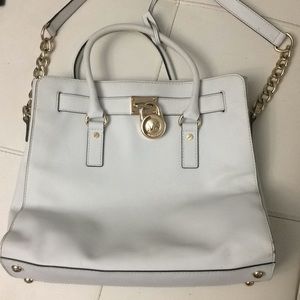 I’m selling a Michael Kors purse